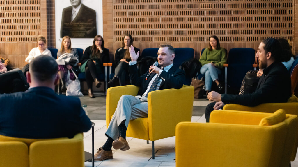 Debata w Akademii Humanitas – prelegenci rozmawiają na scenie.