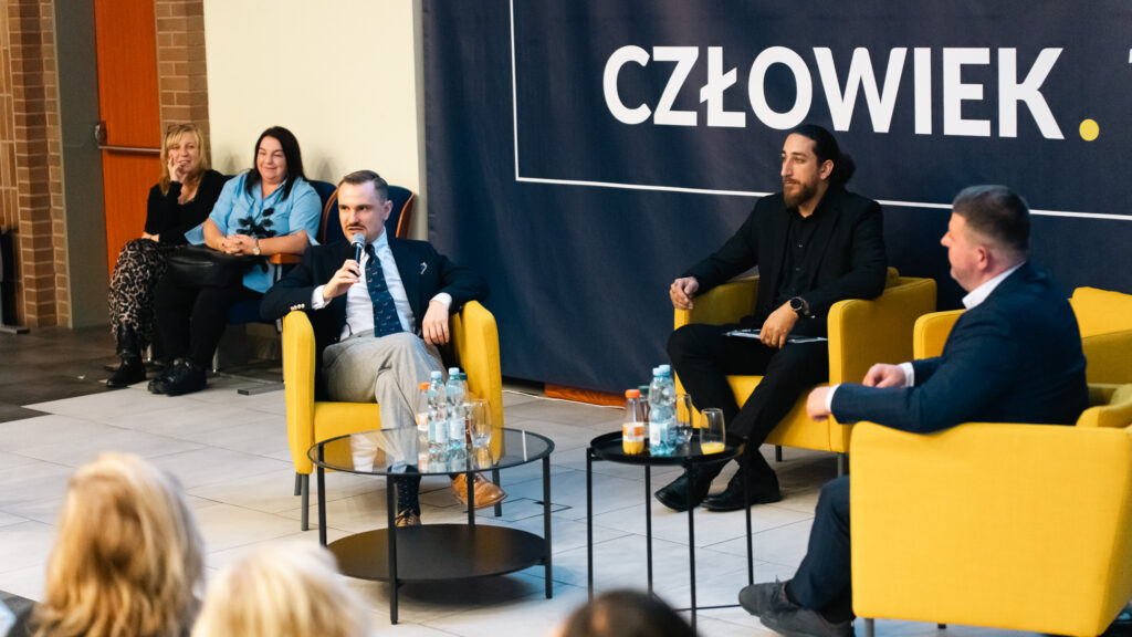 Debata w Akademii Humanitas – prelegenci rozmawiają na scenie.