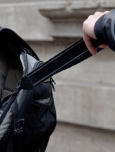Próba kradzieży plecaka na ulicy.