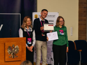 Uczestnicy HUMANITAS Global Congress of Flourishing pozują z dyplomami podczas uroczystości wręczenia nagród.