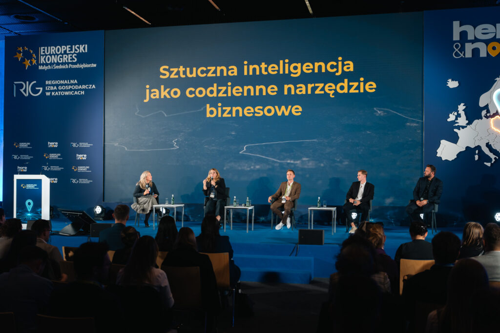 Panel o sztucznej inteligencji w biznesie podczas Europejskiego Kongresu MŚP w Katowicach – pięciu ekspertów rozmawia na scenie przed uczestnikami. Wśród prelegentów ekspertka z Akademii Humanitas.