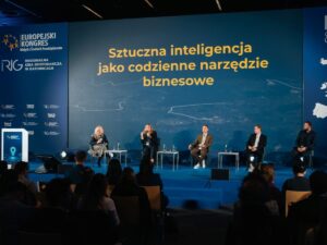 Panel o sztucznej inteligencji w biznesie podczas Europejskiego Kongresu MŚP w Katowicach – pięciu ekspertów rozmawia na scenie przed uczestnikami. Wśród prelegentów ekspertka z Akademii Humanitas.