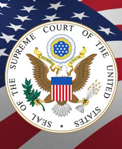 Na zdjęciu widoczna jest pieczęć Sądu Najwyższego Stanów Zjednoczonych (Seal of the Supreme Court of the United States). W jej centrum znajduje się orzeł z rozpostartymi skrzydłami – w prawej łapie trzyma gałązkę oliwną, a w lewej pęk strzał; na jego piersi umieszczona jest tarcza w barwach amerykańskich. W tle widoczna jest flaga Stanów Zjednoczonych.