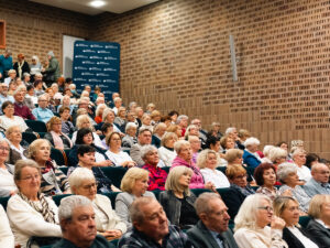 Uczestnicy Uniwersytetu Trzeciego Wieku słuchają wykładu w auli Akademii Humanitas.