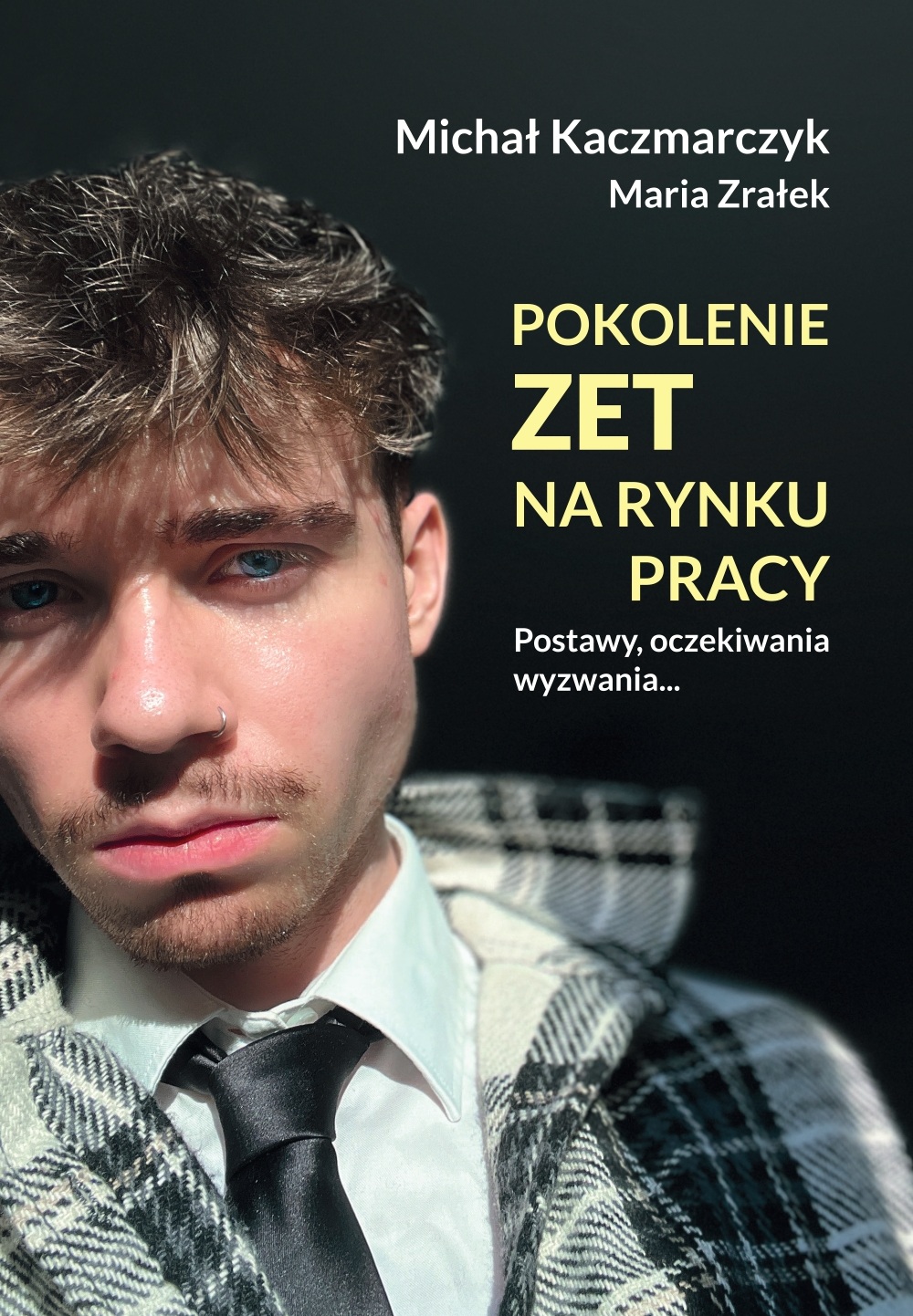 Na okładce widoczny jest portret młodego mężczyzny w koszuli, krawacie i kraciastej marynarce, sfotografowany w ostrym świetle z boku. Tło jest ciemne, co podkreśla twarz i poważny, skupiony wyraz spojrzenia. Po prawej stronie umieszczono tekst: „Michał Kaczmarczyk”, „Maria Zrałek” oraz tytuł „Pokolenie Z na rynku pracy”. Podtytuł brzmi „Postawy, oczekiwania, wyzwania…”, a całość ma nowoczesny, minimalistyczny charakter.
