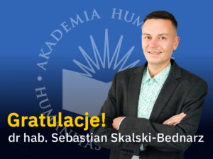 „Grafika z niebieskim tłem i logo Akademii Humanitas; po prawej stronie stoi uśmiechnięta osoba w marynarce z założonymi rękami. Po lewej widoczny duży napis: Gratulacje! oraz poniżej tekst: dr hab. Sebastian Skalski-Bednarz.