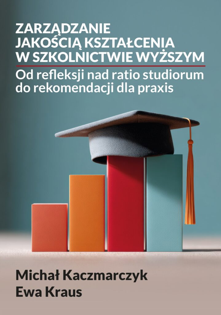 Okładka przedstawia tytuł książki Zarządzanie jakością kształcenia w szkolnictwie wyższym. Od refleksji nad ratio studiorum do rekomendacji dla praxis. Pod tytułem widoczna jest ilustracja z czterema pionowymi słupkami w różnych kolorach, ustawionymi obok siebie jak rosnący wykres. Na najwyższym słupku leży czarny birecik akademicki z pomarańczowym chwostem. Na dole okładki umieszczono nazwiska autorów: Michał Kaczmarczyk i Ewa Kraus. Tło jest szaro-niebieskie, a to, na czym stoją książki jest beżowe.