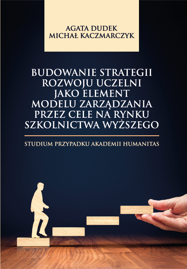 Grafika przedstawia okładkę publikacji naukowej na ciemnogranatowym tle. U góry umieszczono nazwiska autorów: Agata Dudek oraz Michał Kaczmarczyk, a centralnie tytuł: „Budowanie strategii rozwoju uczelni jako element modelu zarządzania przez cele na rynku szkolnictwa wyższego”. Poniżej znajduje się podtytuł: „Studium przypadku Akademii Humanitas”. W dolnej części okładki widoczna jest ilustracja symboliczna: dłoń układająca drewniane stopnie oraz sylwetka człowieka wchodzącego po nich, co nawiązuje do procesu rozwoju i planowania strategicznego.
