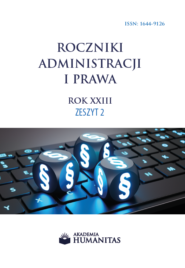 Okładka czasopisma naukowego przedstawia klawiaturę komputerową, na której umieszczono podświetlone symbole paragrafu. Grafika nawiązuje do prawa, administracji oraz cyfrowego kontekstu funkcjonowania systemu prawnego. Na okładce widnieje tytuł „Roczniki Administracji i Prawa”, oraz numer tomu: „Rok XXIII, Zeszyt 2”. U dołu znajduje się logo i nazwa wydawcy – Akademia Humanitas.