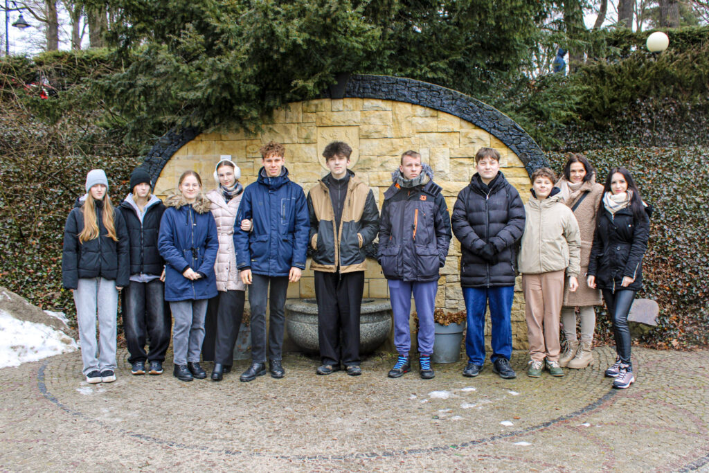 Grupa uczniów podczas zwiedzania miasta. 