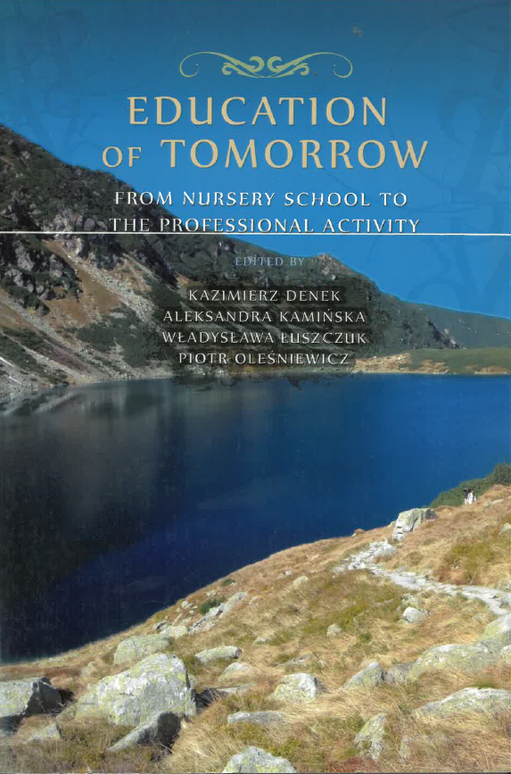 Okładka książki przedstawia górski krajobraz z jeziorem otoczonym skalistymi zboczami i trawiastym brzegiem. W górnej części na niebieskim tle widnieje tytuł „Education of Tomorrow” oraz podtytuł „From Nursery School to the Professional Activity”. Poniżej znajduje się informacja o redakcji oraz nazwiska: Kazimierz Denek, Aleksandra Kamińska, Władysława Łuszczuk i Piotr Oleśniewicz. Kompozycja łączy fotografię natury z elegancką typografią, podkreślając naukowy charakter publikacji.