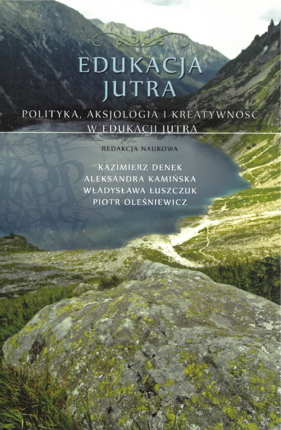 Okładka książki „Edukacja jutra. Polityka, aksjologia i kreatywność w edukacji jutra” przedstawia górskie jezioro otoczone stromymi zboczami. Na pierwszym planie widoczny jest duży kamień pokryty porostami, a w tle rozciąga się dolina z wodą i ścieżkami. W górnej części umieszczono tytuł oraz podtytuł, a niżej informacje o redaktorach: Kazimierz Denek, Aleksandra Kamińska, Władysława Łuszczuk i Piotr Oleśniewicz. Tekst jest jasny i kontrastuje z ciemniejszym tłem krajobrazu.