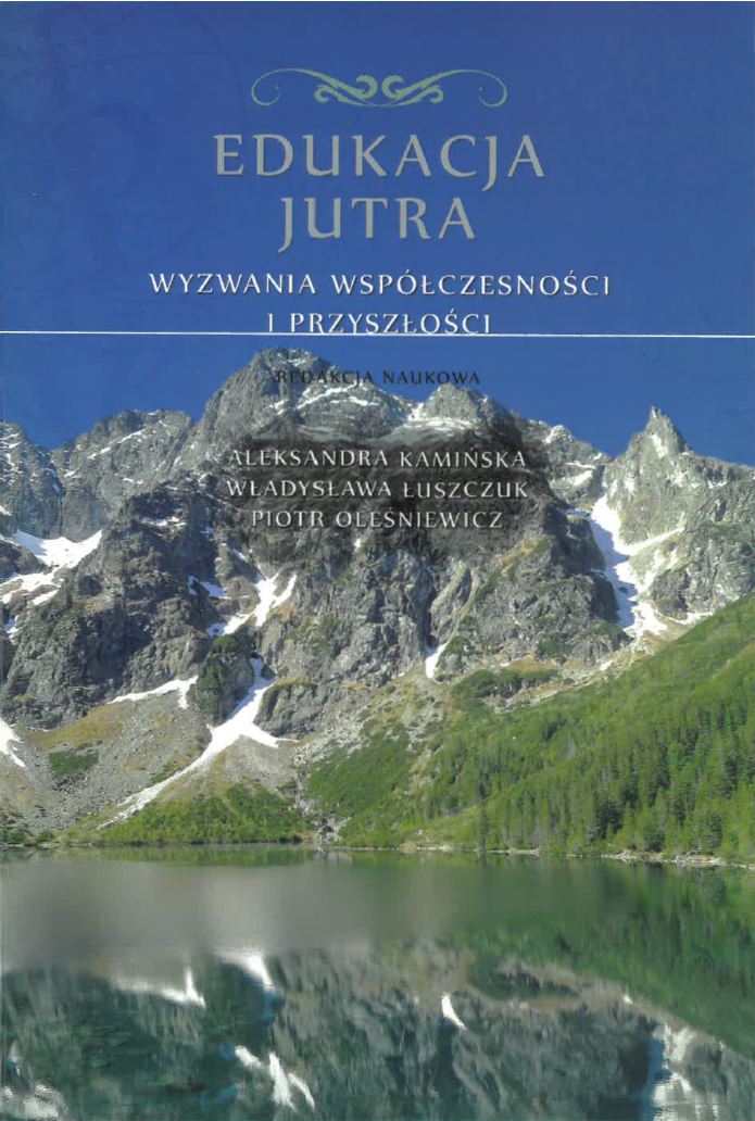 Okładka książki „Edukacja jutra. Wyzwania współczesności i przyszłości” przedstawia wysokie, skaliste góry z płatami śniegu odbijające się w spokojnym jeziorze. W dolnej części widoczny jest las oraz tafla wody z wyraźnym odbiciem krajobrazu. W górnej części umieszczono tytuł i podtytuł, a poniżej informacje o redaktorach: Aleksandra Kamińska, Władysława Łuszczuk i Piotr Oleśniewicz. Tekst ma jasny kolor i jest czytelny na tle niebieskiego nieba oraz gór.