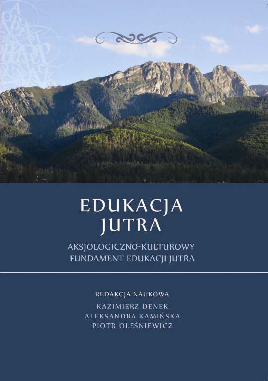 Okładka książki „Edukacja jutra. Aksjologiczno-kulturowy fundament edukacji jutra” przedstawia fotografię górskiego krajobrazu z pasmem gór i zielonymi wzgórzami na pierwszym planie. W dolnej części, na granatowym tle, umieszczono tytuł publikacji oraz informacje o redaktorach naukowych: Kazimierzu Denku, Aleksandrze Kamińskiej i Piotrze Oleśniewiczu. Całość utrzymana jest w spokojnej, eleganckiej stylistyce.