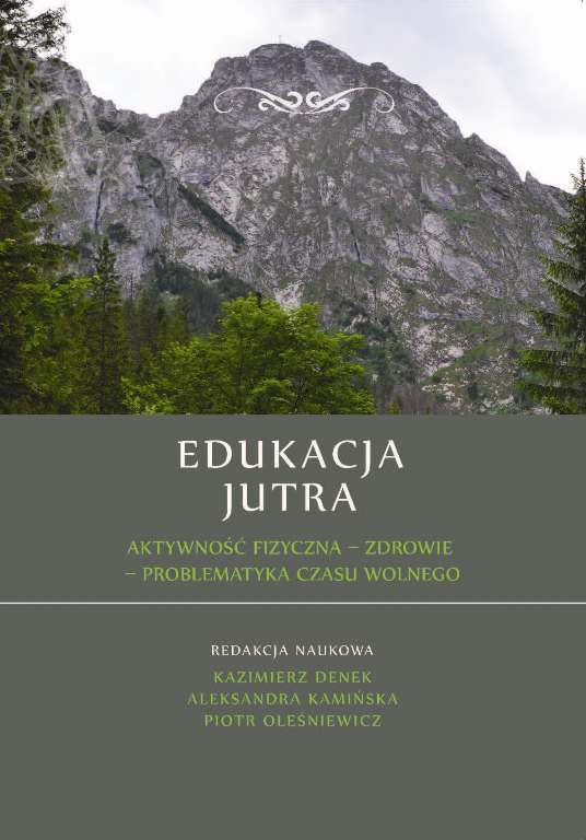 Okładka książki „Edukacja jutra. Aktywność fizyczna – zdrowie – problematyka czasu wolnego” przedstawia fotografię górskiego krajobrazu z widocznym skalistym szczytem oraz zielonymi drzewami na pierwszym planie. W dolnej części, na stonowanym tle, umieszczono tytuł publikacji oraz informacje o redaktorach naukowych: Kazimierzu Denku, Aleksandrze Kamińskiej i Piotrze Oleśniewiczu. Całość utrzymana jest w spokojnej, eleganckiej stylistyce.