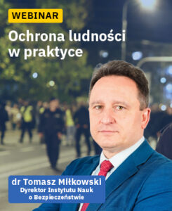 Grafika promująca webinar „Ochrona ludności w praktyce” z wizerunkiem dr. Tomasza Miłkowskiego. W tle widoczna jest nocna scena miejska z rozmytymi sylwetkami ludzi.