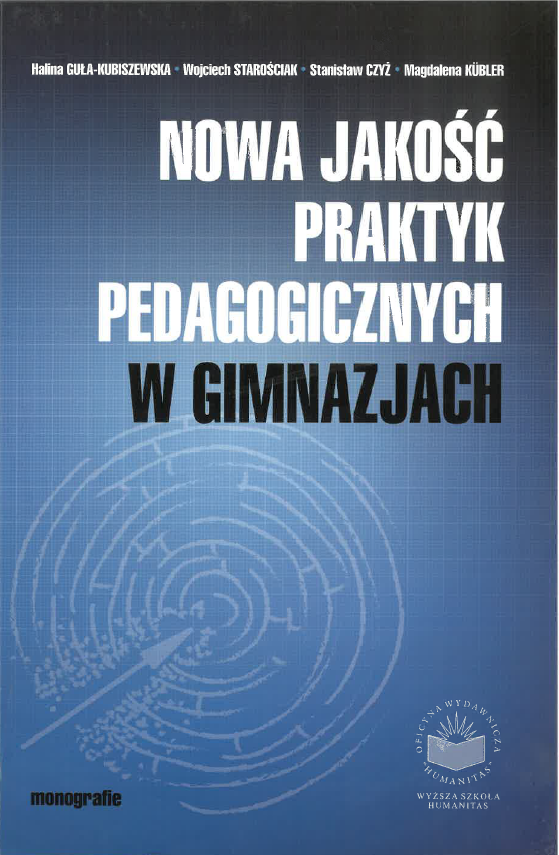 Okładka książki „Nowa jakość praktyk pedagogicznych w gimnazjach”. Tło ma gradient w odcieniach niebieskiego, z delikatnym, technicznym wzorem przypominającym siatkę oraz okrągłą, abstrakcyjną grafiką w dolnej części. Centralnie umieszczono duży, biały i czarny tytuł publikacji. W górnej części znajdują się nazwiska autorów, a w dolnej logo wydawnictwa oraz oznaczenie serii „monografie”. Całość ma nowoczesny, uporządkowany charakter.