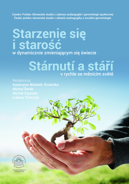 Okładka książki „Starzenie się i starość w dynamicznie zmieniającym się świecie” (z równoległym tytułem w języku czeskim). Na tle jasnoniebieskiego nieba widoczna jest dłoń trzymająca niewielkie drzewko z zielonymi liśćmi, symbolizujące wzrost i życie. W górnej części znajduje się tytuł publikacji w języku polskim i czeskim oraz informacja o charakterze międzynarodowych studiów. Po lewej stronie umieszczono nazwiska redaktorów. Na dole widnieje logo wydawnictwa. Całość ma spokojny, symboliczny charakter, nawiązujący do tematyki starzenia się i rozwoju.