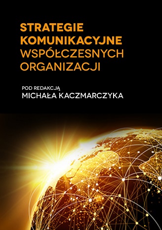 Okładka książki „Strategie komunikacyjne współczesnych organizacji” pod redakcją Michała Kaczmarczyka. Górna część ma czarne tło z tytułem zapisanym pomarańczową i białą czcionką. W dolnej części znajduje się grafika przedstawiająca fragment kuli ziemskiej w złotych barwach, oplecionej siecią połączeń symbolizujących komunikację i globalne relacje. Projekt graficzny nawiązuje do tematyki zarządzania komunikacją w środowisku międzynarodowym i cyfrowym.