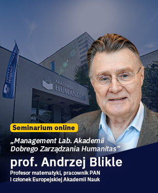 Na grafice promocyjnej widoczny jest starszy mężczyzna z krótkimi siwymi włosami i okularami. Uśmiecha się lekko i patrzy w stronę odbiorcy. Ma na sobie jasną koszulę i marynarkę. W tle znajduje się zdjęcie budynku Akademii Humanitas oraz niebieskie tło z elementami graficznymi uczelni. Na grafice znajduje się informacja o seminarium online „Management Lab. Akademii Dobrego Zarządzania Humanitas”. Wykład prowadzi prof. Andrzej Blikle – profesor matematyki, pracownik PAN i członek Europejskiej Akademii Nauk.