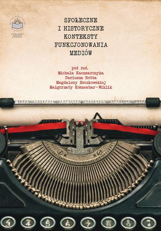 Okładka książki „Społeczne i historyczne konteksty funkcjonowania mediów” utrzymana jest w stylistyce retro. W centralnej części znajduje się grafika przedstawiająca maszynę do pisania z kartką papieru, na której umieszczono tytuł publikacji oraz nazwiska redaktorów. Całość nawiązuje do historii dziennikarstwa i rozwoju mediów.