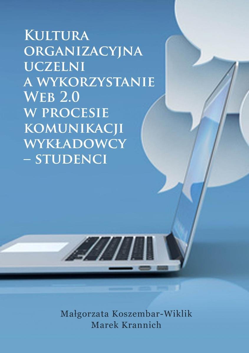 Okładka książki w odcieniach niebieskiego. Po lewej stronie znajduje się tytuł: „Kultura organizacyjna uczelni a wykorzystanie Web 2.0 w procesie komunikacji wykładowcy – studenci”. Po prawej stronie widoczny jest częściowo otwarty laptop ustawiony bokiem. Z jego ekranu unoszą się stylizowane, białe dymki rozmowy, symbolizujące komunikację online. Na dole okładki umieszczono nazwiska autorów: Małgorzata Koszembar-Wiklik i Marek Krannich.