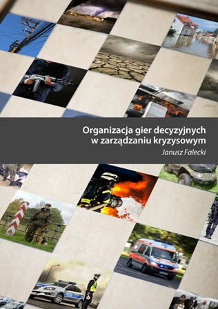Okładka książki „Organizacja gier decyzyjnych w zarządzaniu kryzysowym” autorstwa Janusza Fałeckiego. Projekt przedstawia kompozycję złożoną z wielu fotografii ułożonych w formie siatki, ukazujących różne sytuacje związane z bezpieczeństwem i reagowaniem kryzysowym, m.in. działania służb ratunkowych, policji czy straży pożarnej. W centralnej części znajduje się ciemny pasek z tytułem publikacji i nazwiskiem autora. Całość nawiązuje do tematyki zarządzania kryzysowego oraz współpracy różnych służb w sytuacjach zagrożenia.