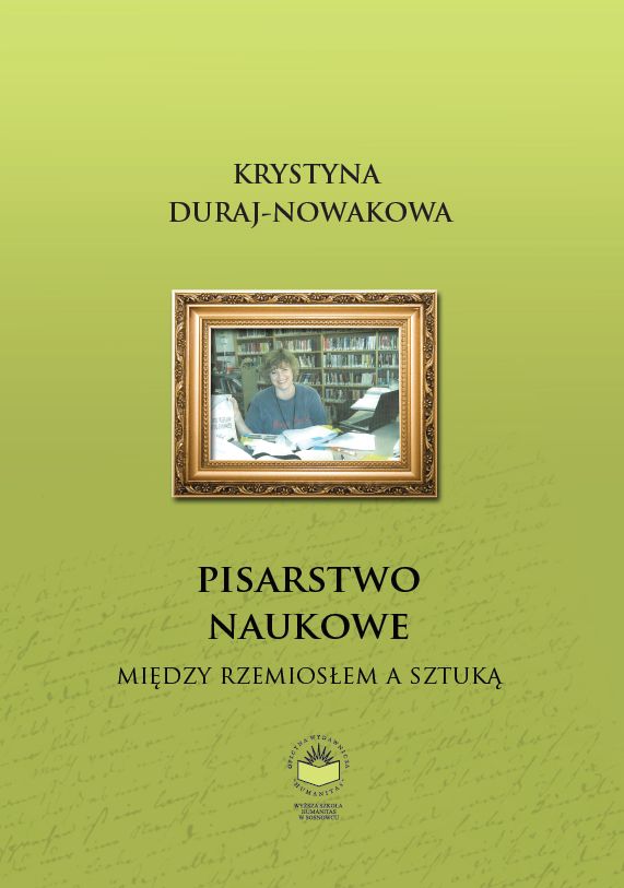 Okładka książki „Pisarstwo naukowe. Między rzemiosłem a sztuką” autorstwa Krystyny Duraj-Nowakowej. Projekt utrzymany jest w jasnej, zielonej kolorystyce z delikatnym tłem przypominającym odręczne pismo. W centralnej części znajduje się niewielka fotografia autorki w ozdobnej ramie, przedstawiająca ją przy biurku w otoczeniu książek. Poniżej umieszczono tytuł publikacji oraz podtytuł, a w dolnej części logo wydawnictwa.