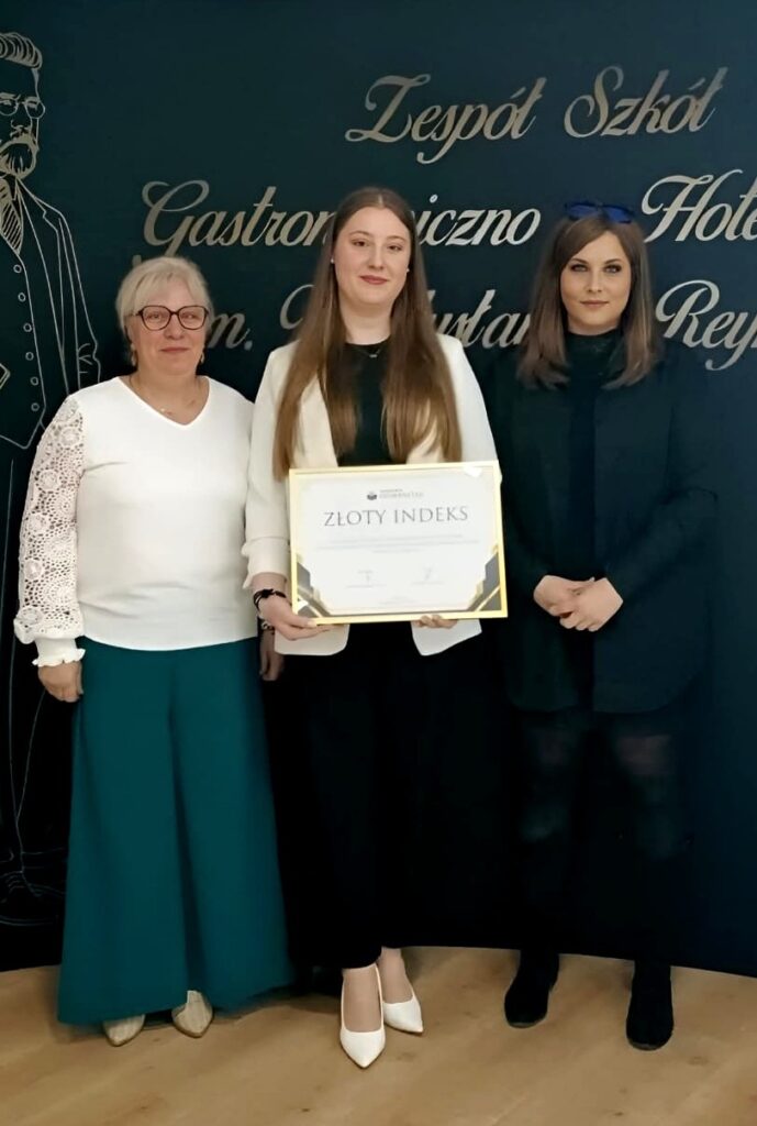 Laureatka ze „Złotym Indeksem” Akademii Humanitas wraz z przedstawicielką Akademii Humanitas i opiekunką – pamiątkowe zdjęcie z wręczenia nagrody.