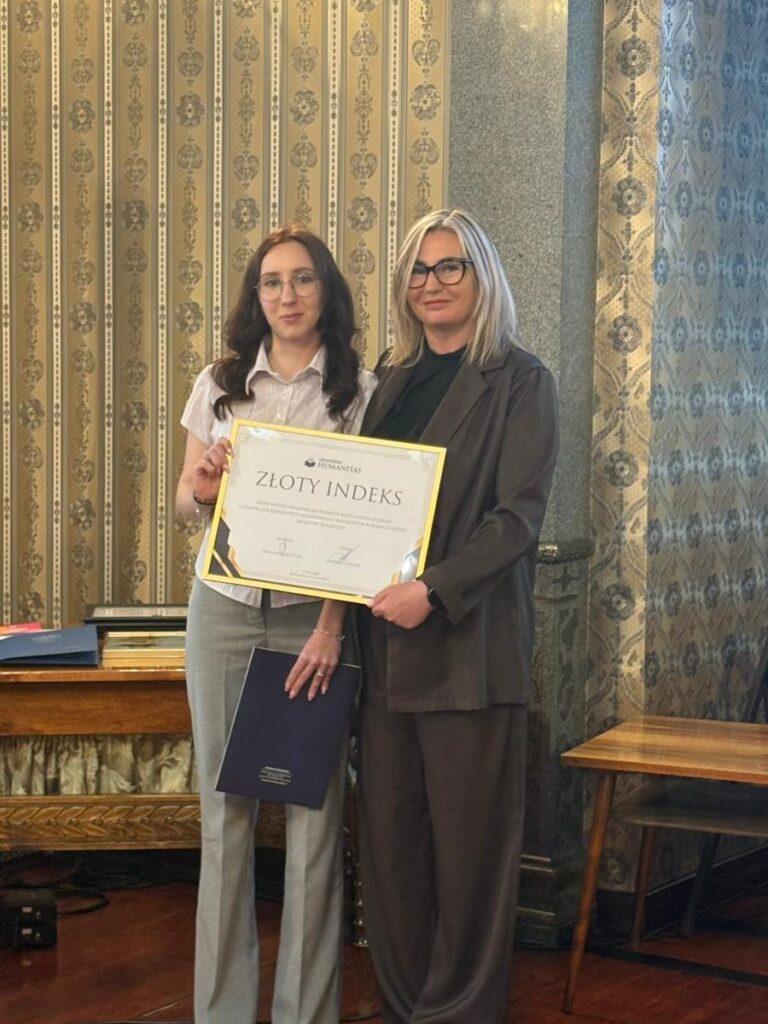 Laureatka ze „Złotym Indeksem” Akademii Humanitas wraz z przedstawicielką Akademii Humanitas – pamiątkowe zdjęcie z wręczenia nagrody.