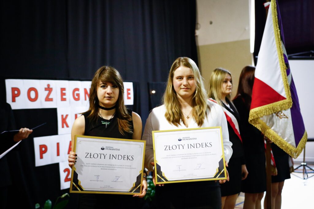 Dwie laureatki ze „Złotym Indeksem” Akademii Humanitas stoją na scenie.