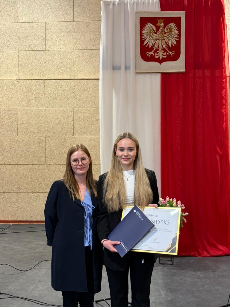 Laureatka ze „Złotym Indeksem” Akademii Humanitas wraz z przedstawicielką Akademii Humanitas – pamiątkowe zdjęcie z wręczenia nagrody.