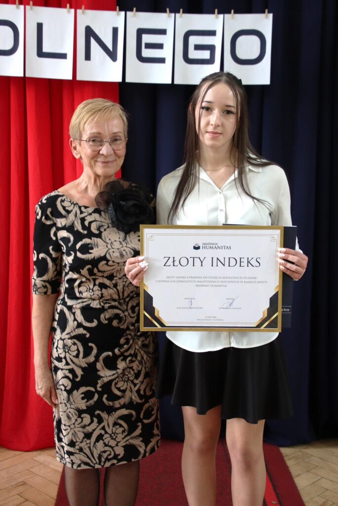 Laureatka ze „Złotym Indeksem” Akademii Humanitas wraz z przedstawicielką Akademii Humanitas – pamiątkowe zdjęcie z wręczenia nagrody.