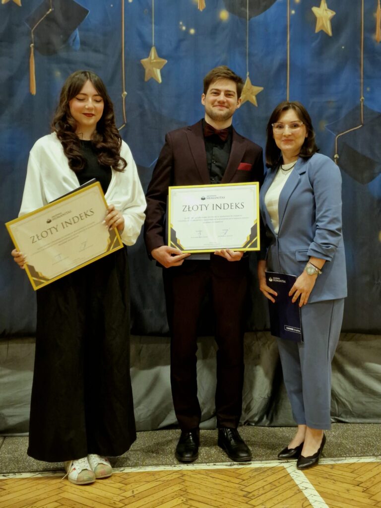 Laureaci „Złotym Indeksem” Akademii Humanitas wraz z przedstawicielką Akademii Humanitas – pamiątkowe zdjęcie z wręczenia nagrody.