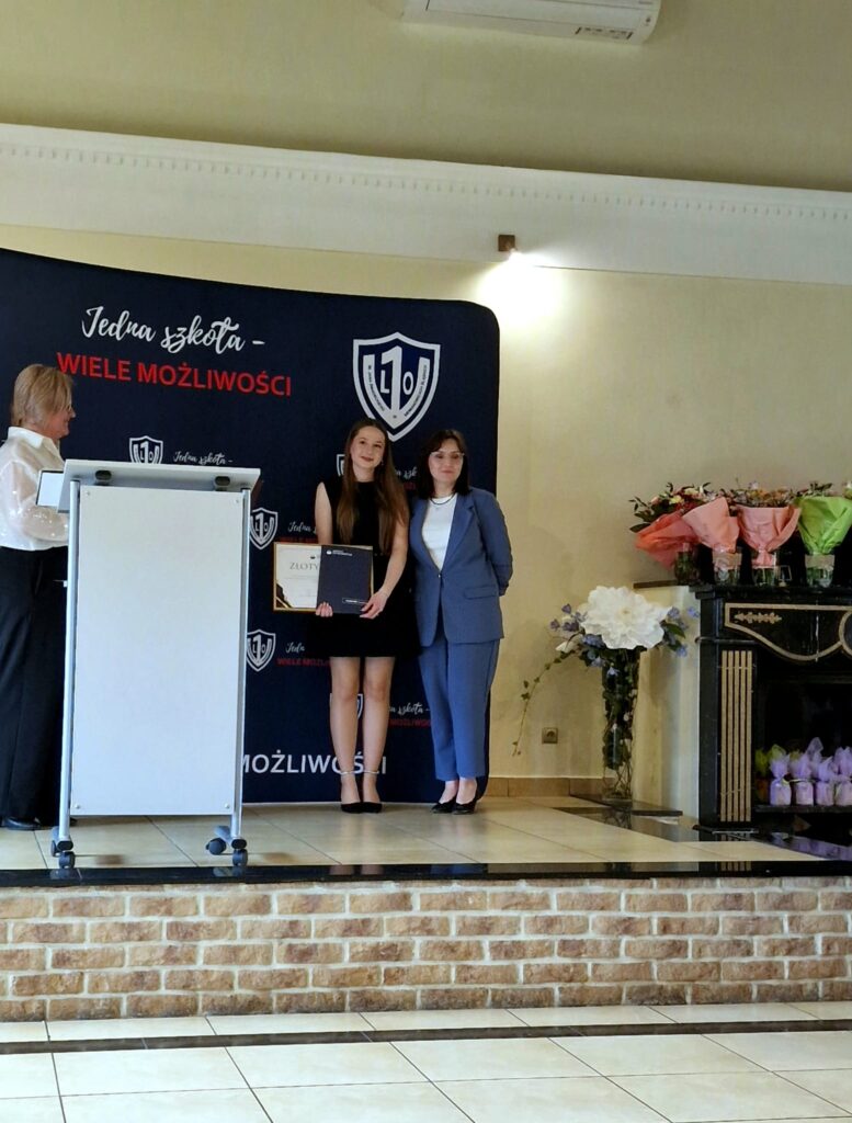 Laureatka ze „Złotym Indeksem” Akademii Humanitas wraz z przedstawicielką Akademii Humanitas – pamiątkowe zdjęcie z wręczenia nagrody.