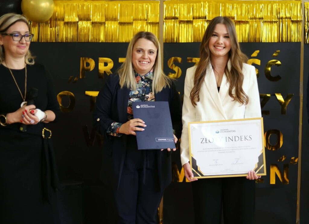 Laureatka ze „Złotym Indeksem” Akademii Humanitas wraz z przedstawicielką Akademii Humanitas – pamiątkowe zdjęcie z wręczenia nagrody.