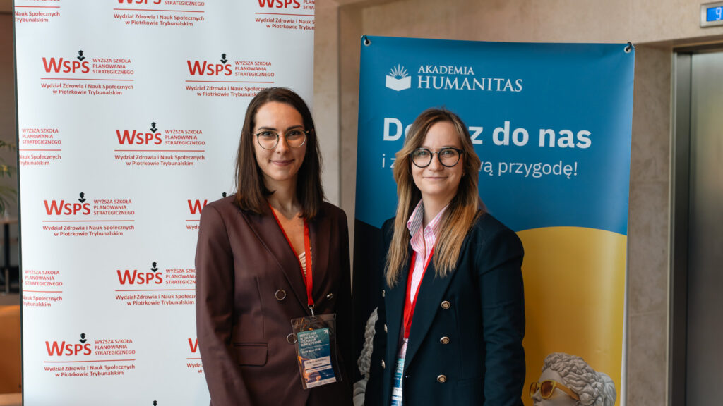 Dwie przedstawicielki Akademii Humanitas podczas konferencji naukowej poświęconej współpracy edukacji i medycyny.