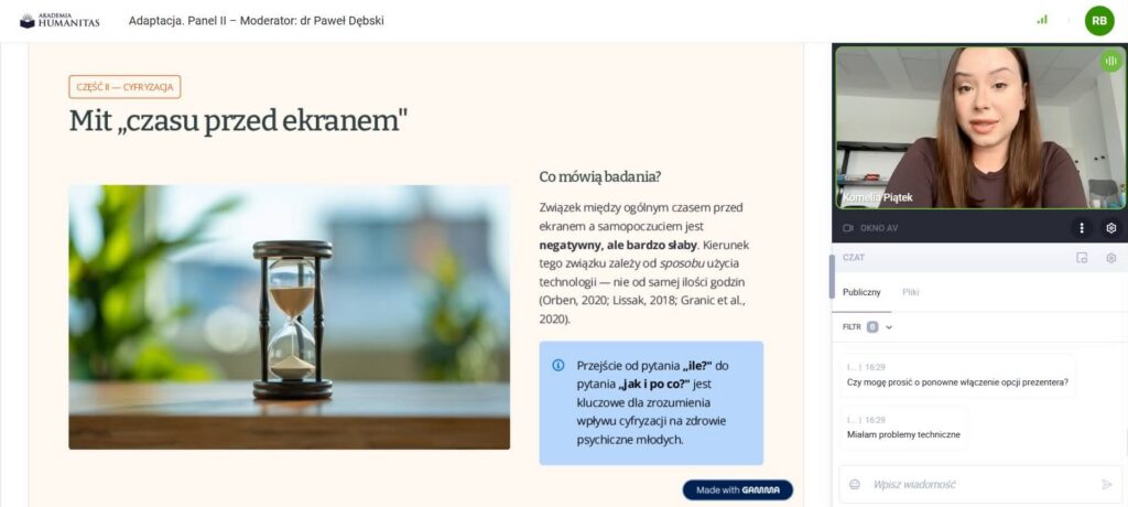 Zrzut ekranu z panelu online Akademii Humanitas „Adaptacja. Panel II”, moderowanego przez dr. Pawła Dębskiego. Na slajdzie widoczny jest temat „Mit czasu przed ekranem”, zdjęcie klepsydry oraz wnioski z badań dotyczące wpływu sposobu korzystania z technologii na dobrostan psychiczny młodych osób; po prawej stronie znajduje się okno wideokonferencji z prelegentką i czatem uczestników.