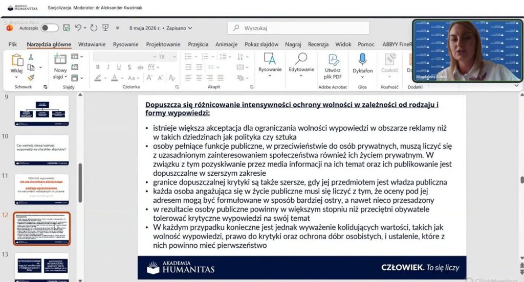 Zrzut ekranu z wystąpienia online Akademii Humanitas w ramach panelu „Socjalizacja”, moderowanego przez dr. Aleksandra Kwaśniaka. Na ekranie widoczna jest prezentacja dotycząca granic wolności wypowiedzi i ochrony dóbr osobistych, a w prawym górnym rogu znajduje się okno wideokonferencji z prelegentką.