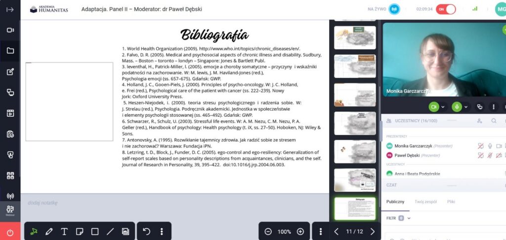 Zrzut ekranu z panelu online Akademii Humanitas „Adaptacja. Panel II”, moderowanego przez dr. Pawła Dębskiego. Na slajdzie widoczny jest slajd z bibliografią oraz prelegentka. 