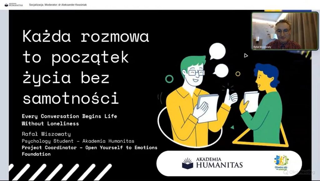 Zrzut ekranu z wystąpienia online Akademii Humanitas pt. „Każda rozmowa to początek życia bez samotności”. Na slajdzie widoczna jest ilustracja dwóch rozmawiających osób, prelegent oraz okno wideokonferencji z jego wizerunkiem.