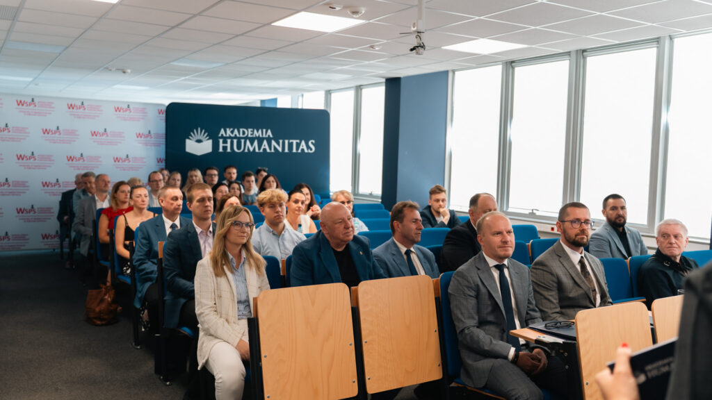 Publiczność siedzi w sali podczas I Forum Prawo-Medycyna-Zarządzanie. W tle stoją ścianki Akademii Humanitas i WSPS.