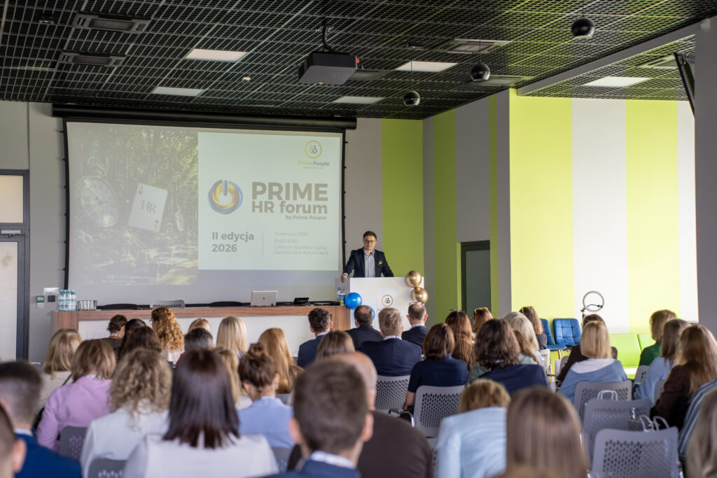 Prelegent występuje przy mównicy podczas II edycji Prime HR Forum by Prime People w Katowicach. Publiczność siedzi w sali konferencyjnej, a na dużym ekranie widoczny jest slajd z informacjami o wydarzeniu: 11 czerwca 2026 r., Centrum Konferencyjne przy ul. Żeliwnej 38.