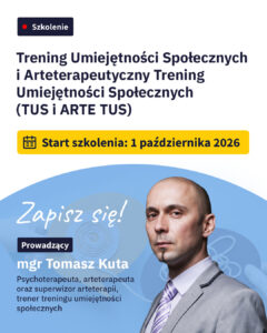 Grafika promująca szkolenie „Trening Umiejętności Społecznych i Arteterapeutyczny Trening Umiejętności Społecznych (TUS i ARTE TUS)”. Widoczne są informacje o starcie szkolenia 1 października 2026 r., prowadzącym mgr. Tomaszu Kucie oraz jego zdjęcie na tle niebieskiej grafiki.