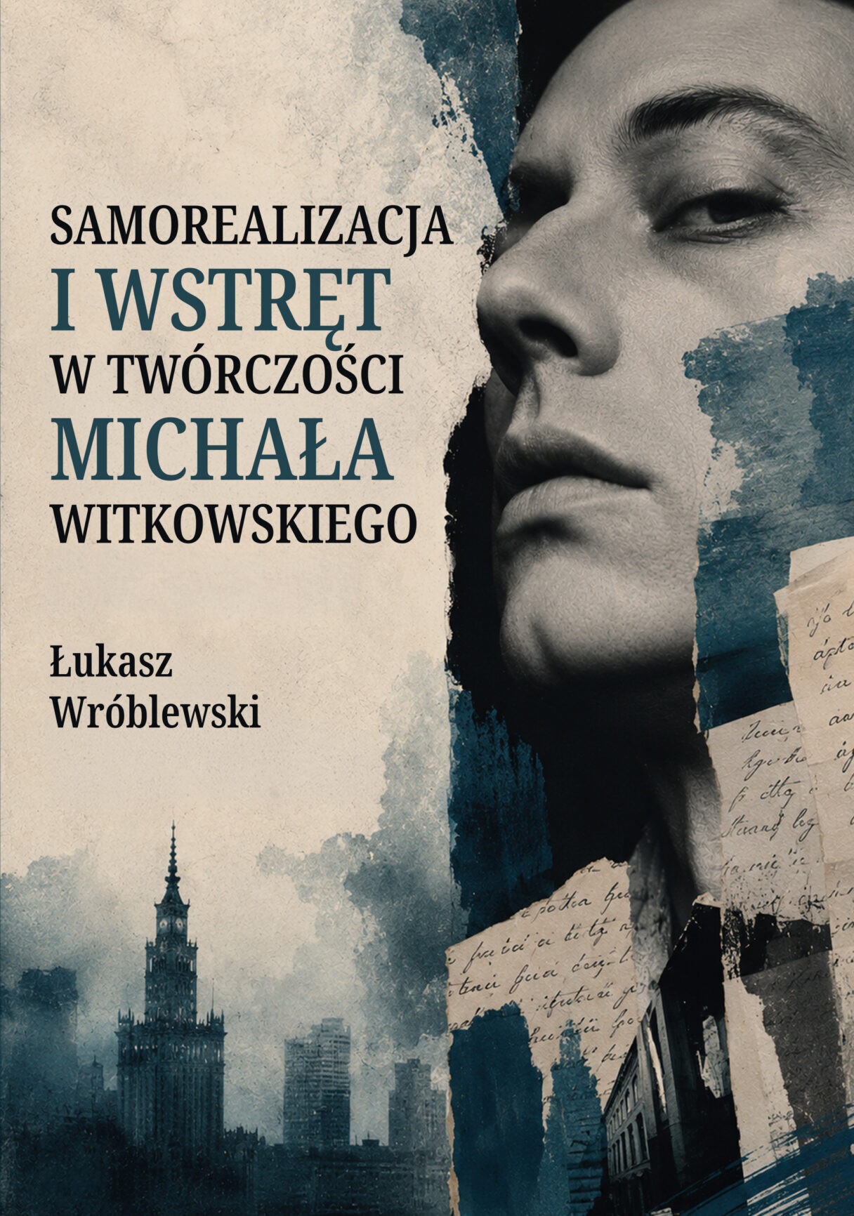 Okładka książki „Samorealizacja i wstręt w twórczości Michała Witkowskiego” Łukasza Wróblewskiego. Na jasnym, kremowym tle znajduje się duży, czarno-niebieski tytuł oraz nazwisko autora. Po prawej stronie widoczny jest fragment czarno-białego portretu twarzy mężczyzny, częściowo przesłoniętej niebieskimi plamami przypominającymi ślady farby. W dolnej części okładki przedstawiono panoramę Warszawy z charakterystycznym Pałacem Kultury i Nauki, utrzymaną w odcieniach szarości i granatu. Na pierwszym planie po prawej stronie widoczne są fragmenty rękopisu zapisane odręcznym pismem. Całość ma surową, artystyczną, lekko melancholijną estetykę.