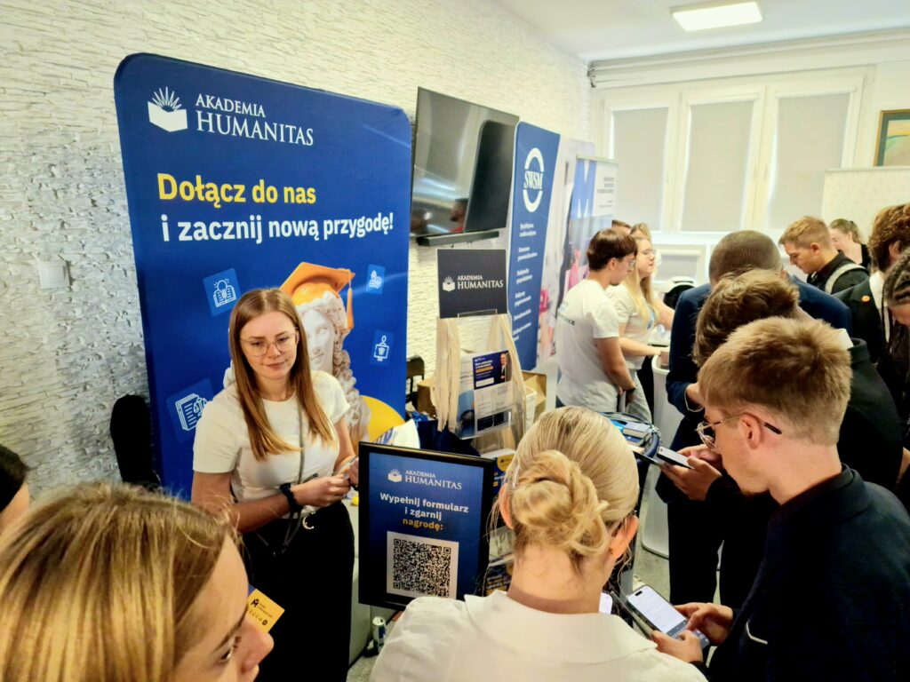 Uczniowie odwiedzają stoisko Akademii Humanitas podczas Dnia Kariery w MERITUM, zapoznając się z ofertą edukacyjną uczelni.