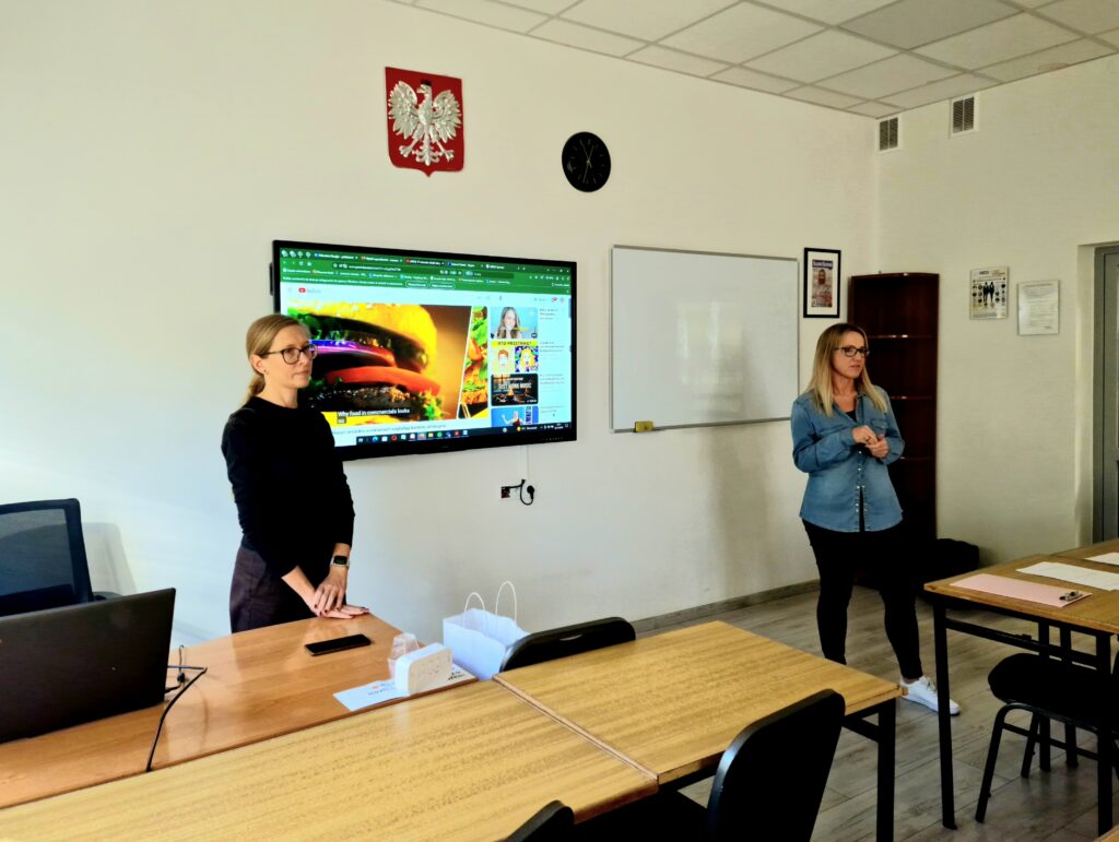Prowadzące warsztaty „Żywienie bez ściemy – okiem dietetyka” omawiają zagadnienia zdrowego odżywiania i wpływu mediów społecznościowych na wybory żywieniowe.