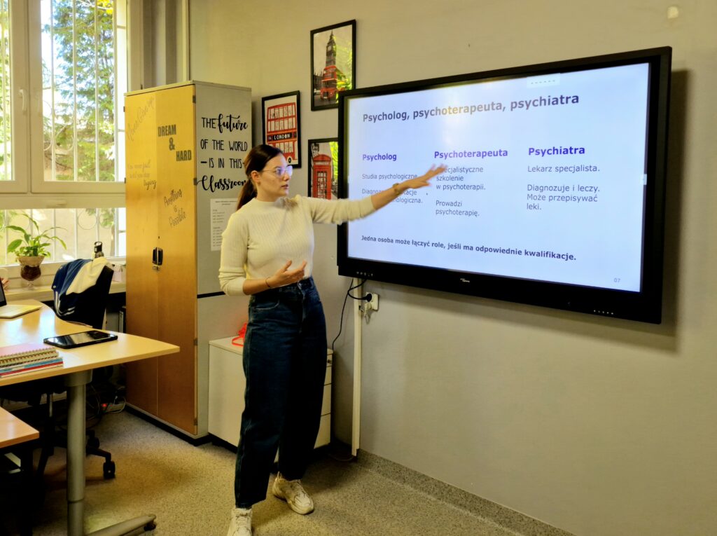 Aleksandra Możdżeń, psycholożka i absolwentka Akademii Humanitas, prowadzi warsztaty o pracy psychologa, wyjaśniając różnice między zawodem psychologa, psychoterapeuty i psychiatry.