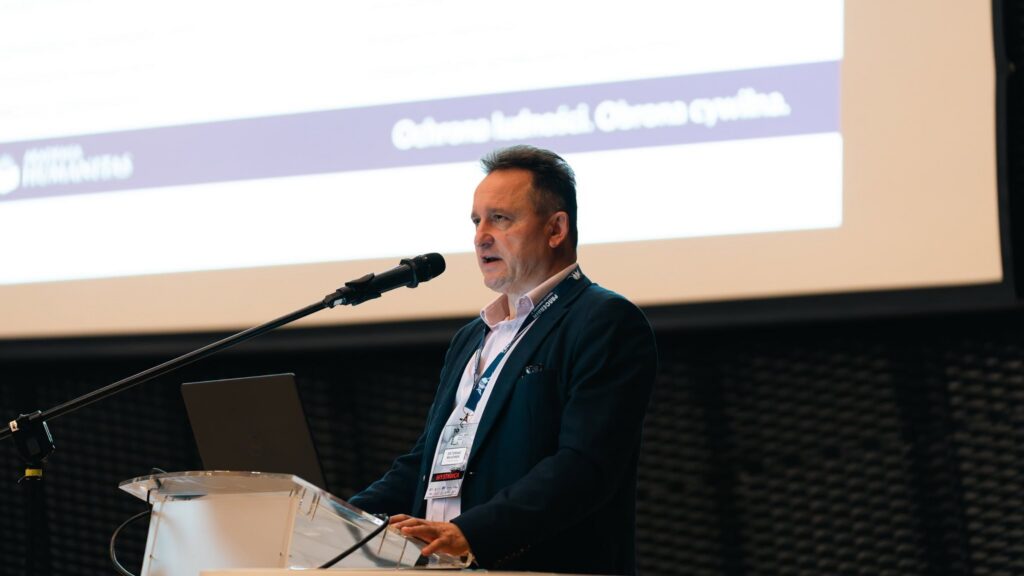 Dr Tomasz Miłkowski z Akademii Humanitas podczas prelekcji na konferencji Pancernik Security Show 2026 w Katowicach.