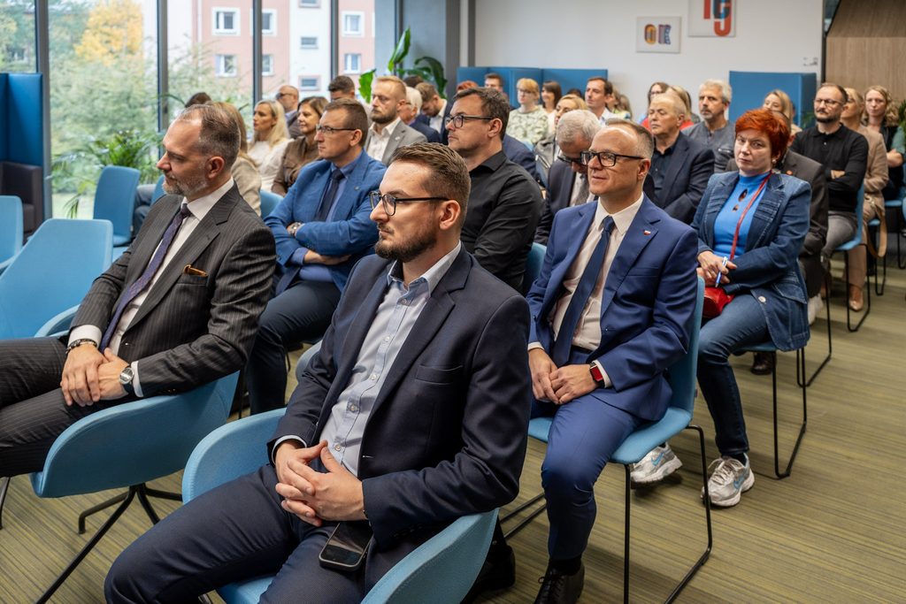 Uczestnicy X Jaworznickich Dni dla Biznesu siedzą w sali konferencyjnej i słuchają wystąpień ekspertów.